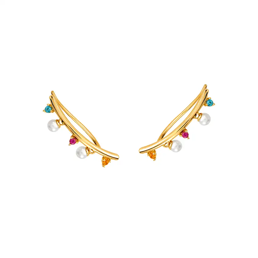 A coleção Sopro, toda em ouro 18k com pedras naturais coloridas e pérolas, trazem joias que encantam por sua delicadeza e movimento, compondo um look leve e divertido.